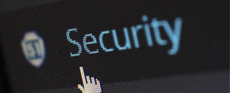 Sicherheitssymbol vor Monitor als Darstellung für Schutz im WordPress Hosting