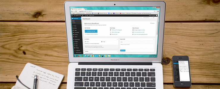 Laptop mit geöffnetem WordPress Dashboard als Symbol für WordPress Hosting